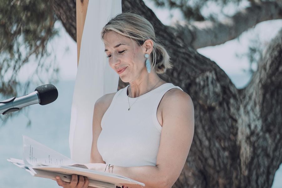 Freie Hochzeitsrednerin Sarah Froberg liest die Traurede am Meer